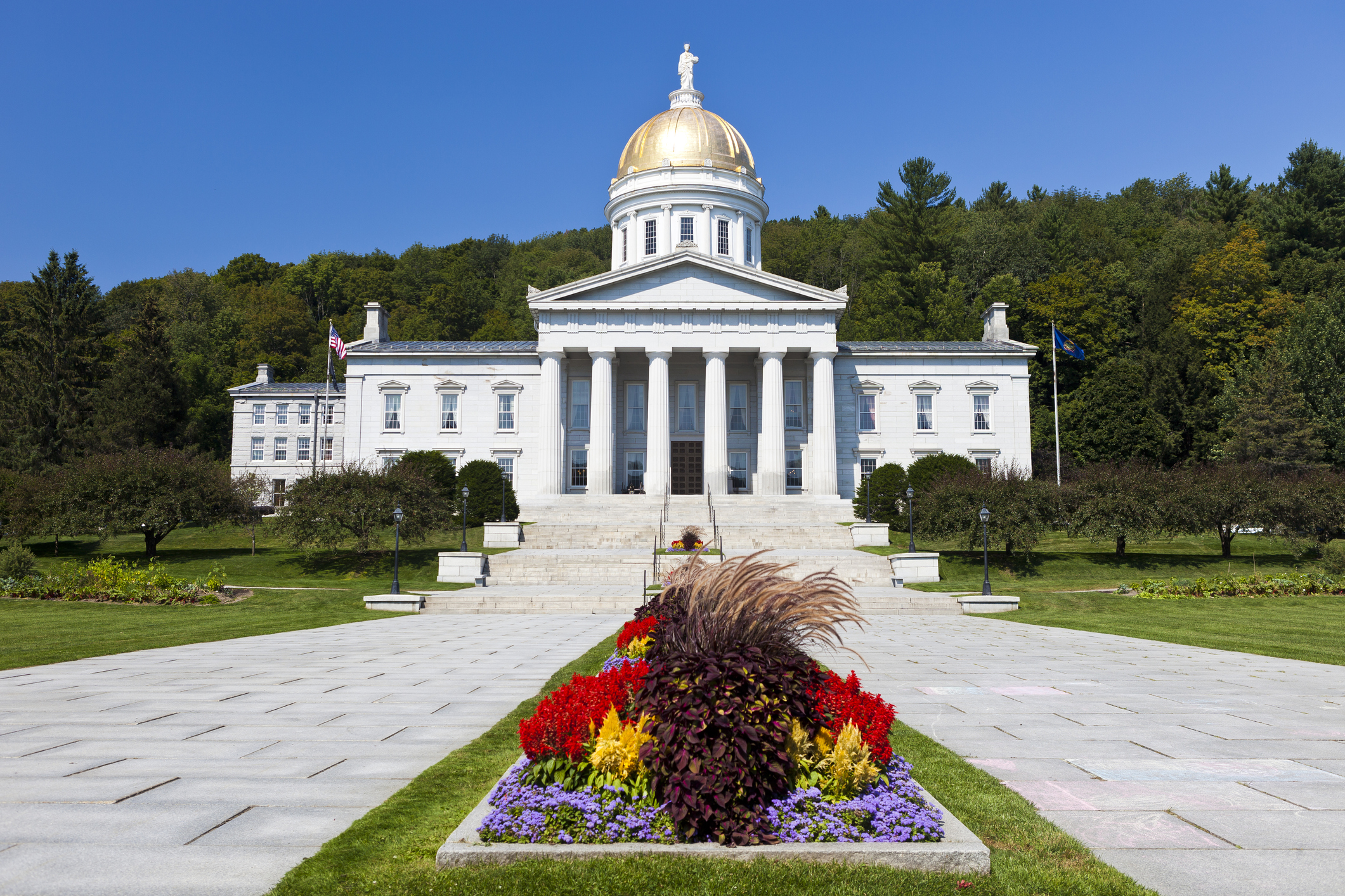Picture of the Vermont Statehouse in Springtime